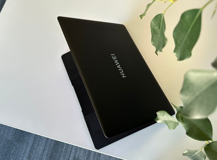 В ноутбуке мощность теплоотвода 40 Вт⁠, так что можно не бояться перегрузить свой ноутбук. При этом благодаря двум отверстиям для вывода воздуха и четырем воздухозаборникам ноутбук работает тихо.