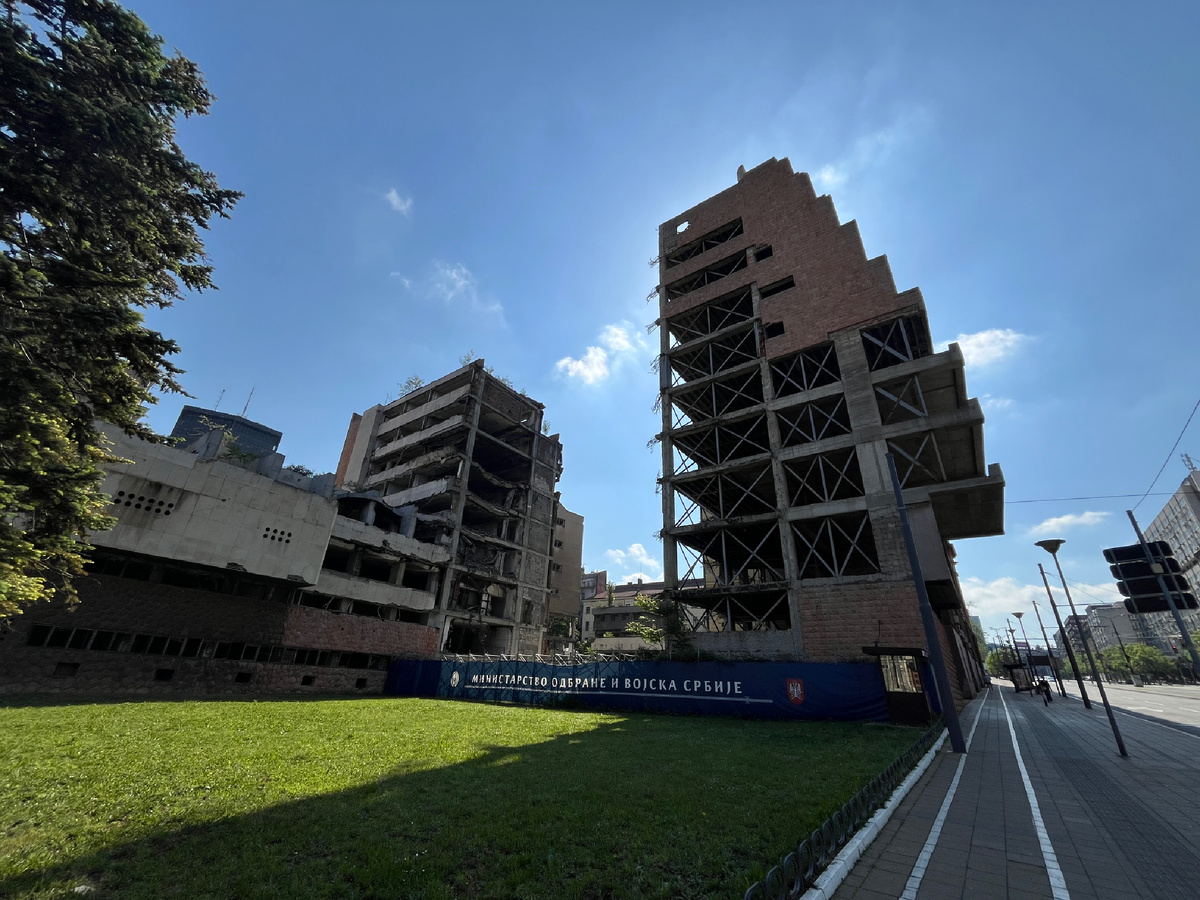 Разрушенное в ходе бомбежки здание Министерства обороны Сербии