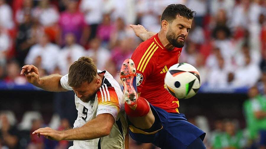 Сборная Германии по футболу 5 июля проиграла Испании в матче чемпионата Европы со счетом 2:1. Решающий гол в составе испанцев забил вышедший на замену полузащитник Микель Мерино на 119-й минуте.