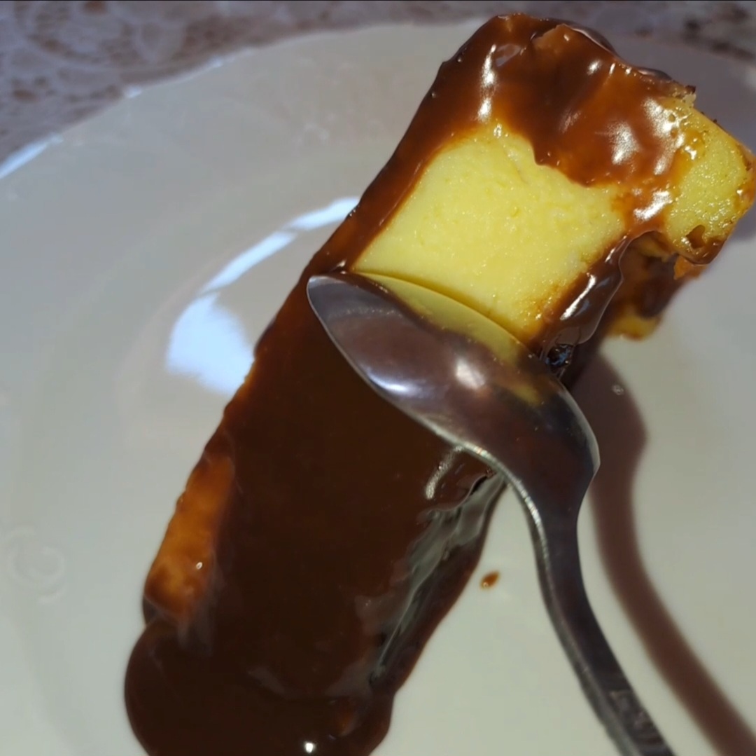 Творожные сыр, сахар, яйца, сливки взбить до однородного состояния. В конце добавить крахмал, лопаткой перемешать. Застелить формочку (диаметр формочки 18 см. ).