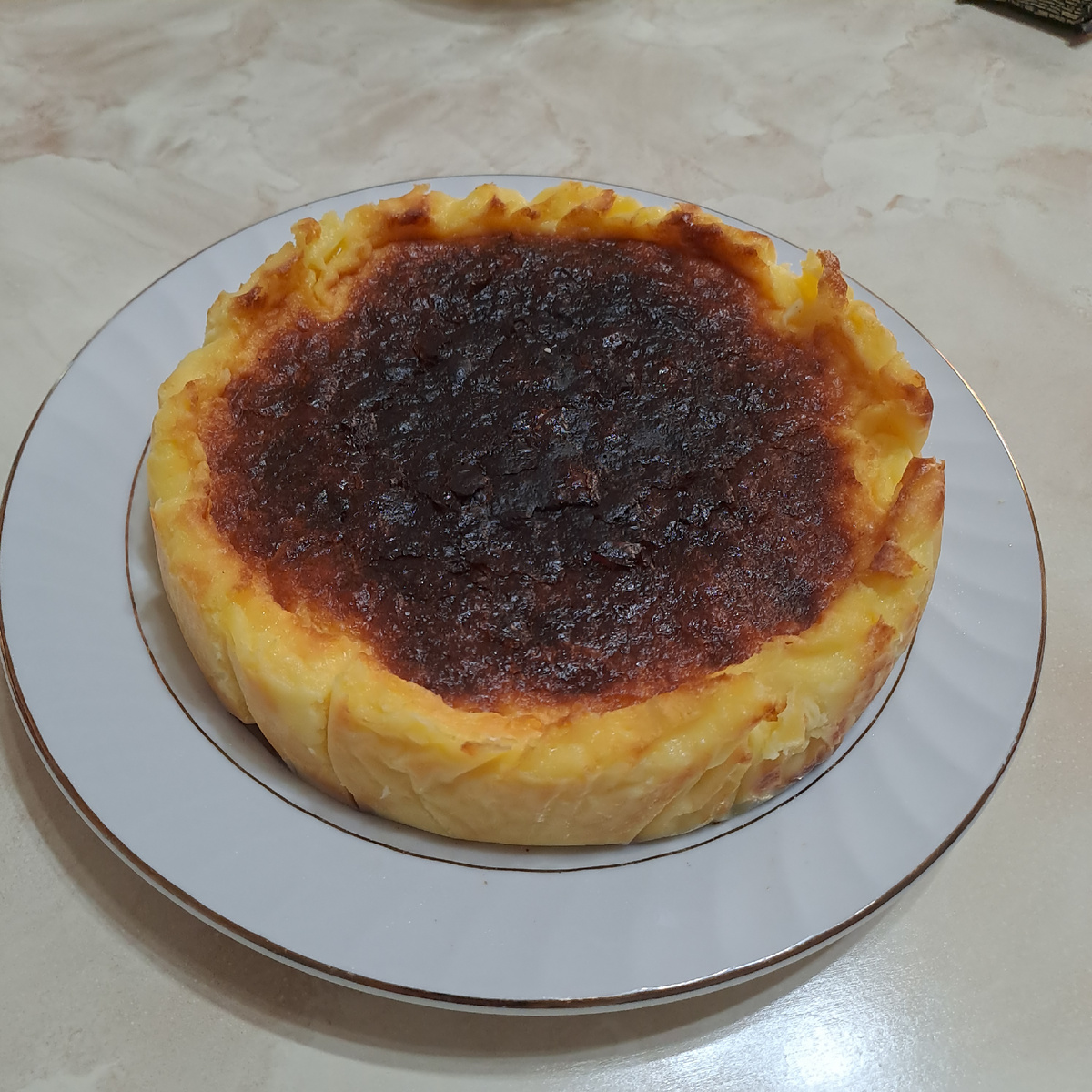 Полученную массу перелить в формочку и поставить в разогретую духовку на 27 минут при 200 С° режиме конвекции. Как только достаньте чизкейк из духовки, он будет живой. Когда он осядет, нужно поставить в холодильник на ночь. После охлаждения он приобретёт нежную текстуру.