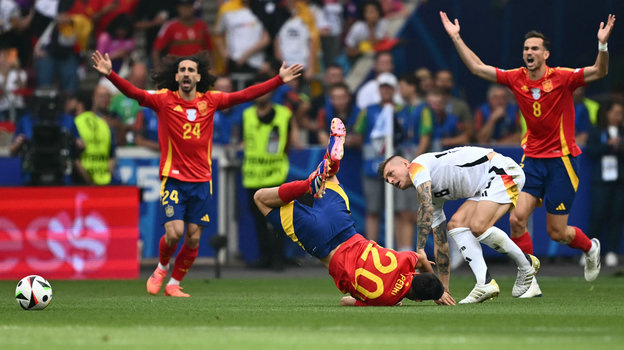    Тони Кроос нанес травму Педри в матче Испания — Германия на Евро-2024. AFP