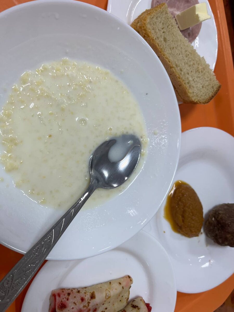 На фото видим стандартную молочную Кашу, блинчики и джем, кексик