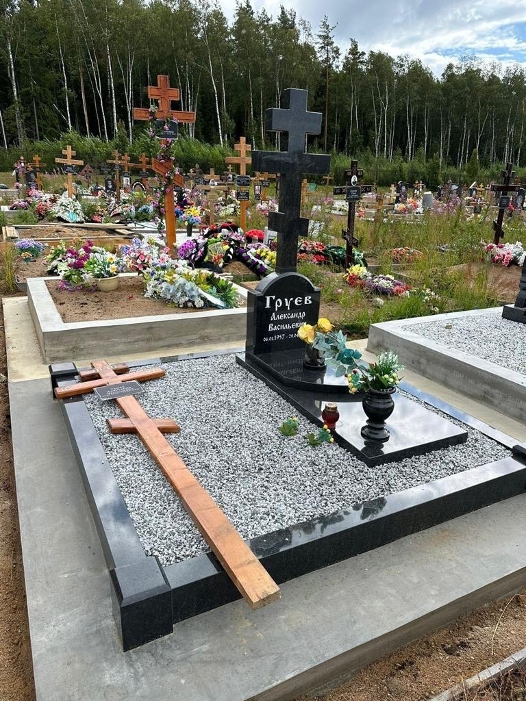 Замена временного деревянного креста на постоянный памятник, изготовленный в мастерской РОКС