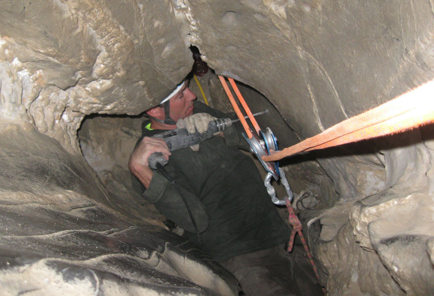    Фотографии работы спасателя из пещеры Натти-ПаттиWikimedia Commons