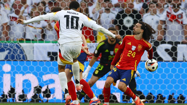    Испания — Германия: мяч попал в руку Марка Кукурельи после удара Джамала Мусиалы. Reuters