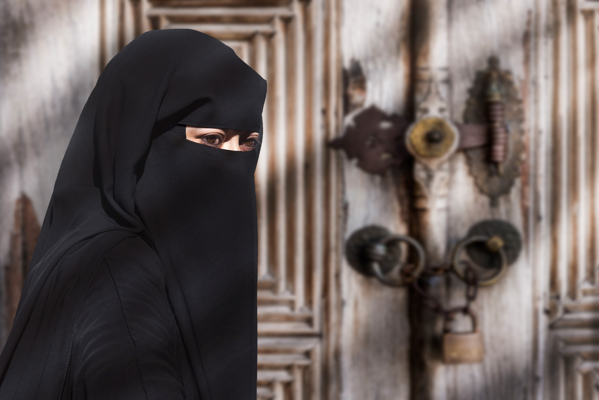 Никаб — это одежда, которая полностью закрывает лицо женщины, оставляя только узкие прорези для глаз, чтобы она могла видеть. Разница между никабом и хиджабом заключается в степени сокрытия внешности.-2