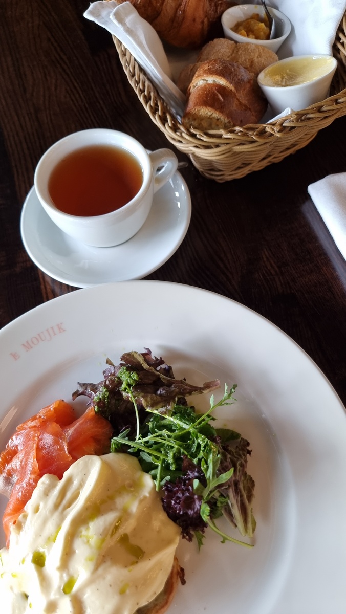 Завтрак 4 с бенедикт в bistrot le moujik 