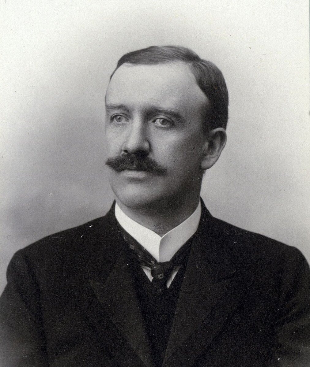 Фридрих/Фриц Хазенёрль ( Friedrich/ Fritz Hasenöhrl 1874—1915), прожил 41год. — австро-венгерский физик-теоретик, член-корреспондент Австрийской Академии наук.