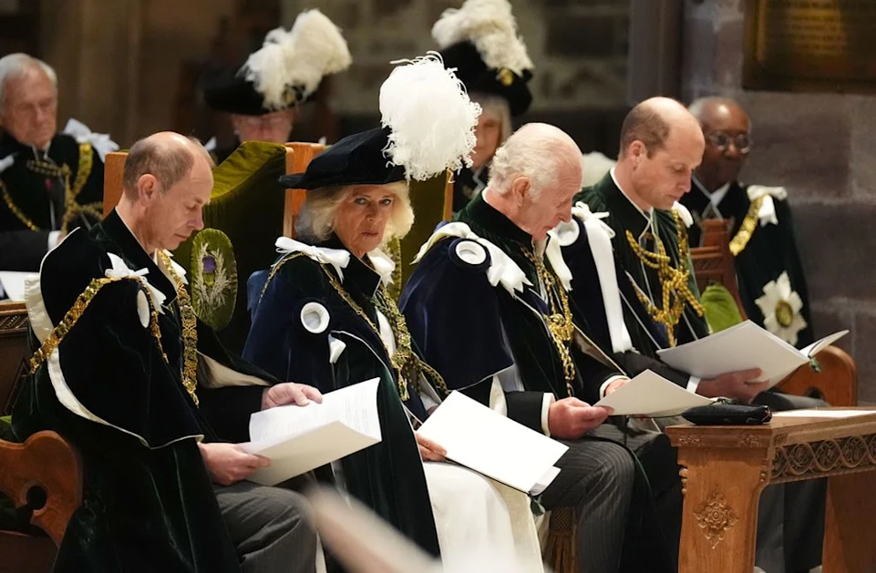 Принц Эдвард, королева Камилла, король Чарльз и принц Уильям посещают службу ордена Чертополоха в соборе Святого Джайлза