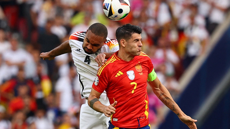    Испания победила Германию (2:1 д.в.). Джонатан Та и Альваро Мората. Reuters