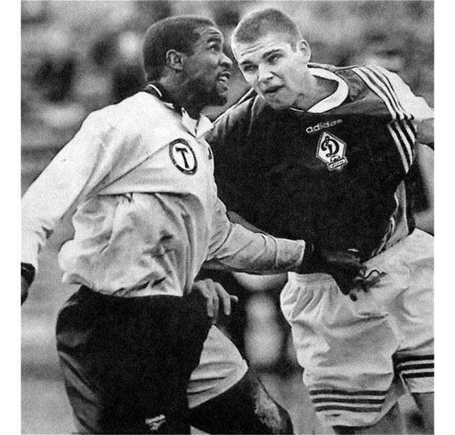 «Динамо» (Москва) – «Торпедо-Лужники» - 1:1. Торпедовец Карлос Альберто (слева) и динамовец Михаил Жаринов.