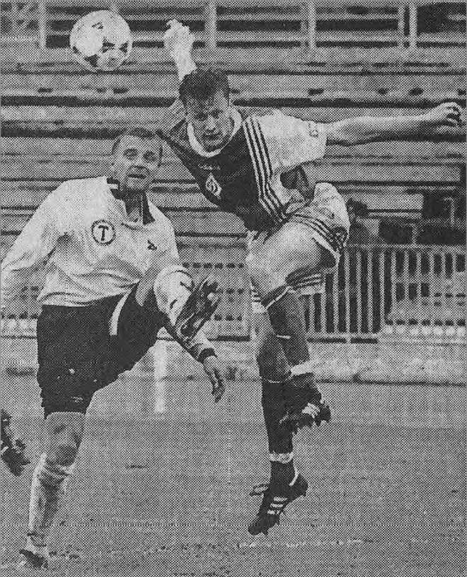 «Динамо» (Москва) – «Торпедо-Лужники» - 1:1. Торпедовец Вячеслав Камольцев (слева) и динамовец Сергей Штанюк.