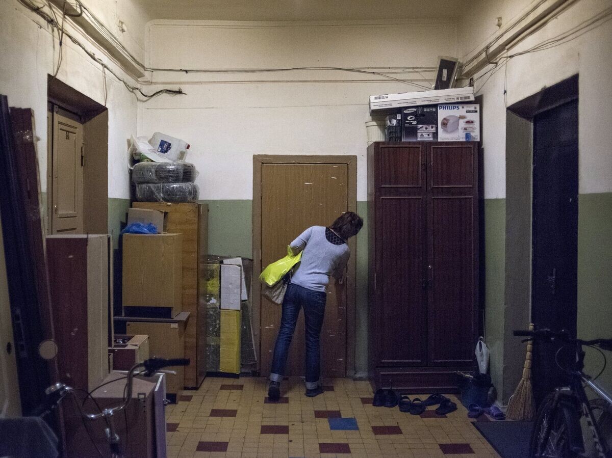    Женщина на лестничной площадке жилого дома в Северо-Западном административном округе города Москвы© РИА Новости / Валерий Мельников