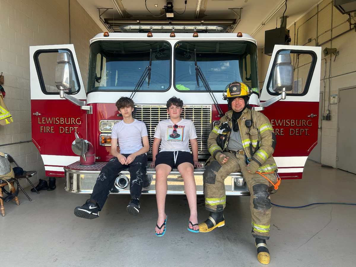 Июль 2024. Пожарная часть Льюисбурга, западный пост, Те же люди, тот же автомобиль, примерно то же время года, и место съемки в нескольких сотнях метров от предыдущего, но 6 лет спустя...