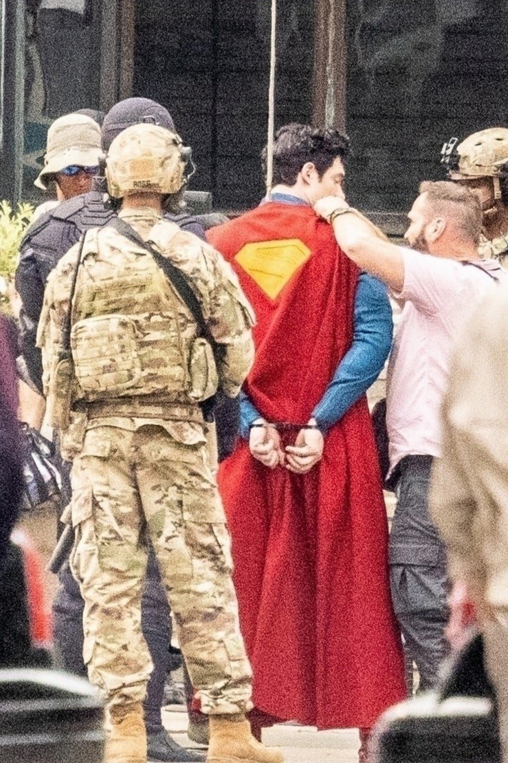 В сети появилась ещё одна пачка кадров кинокомикса «Супермен», съёмки которого продолжаются на городских улицах.