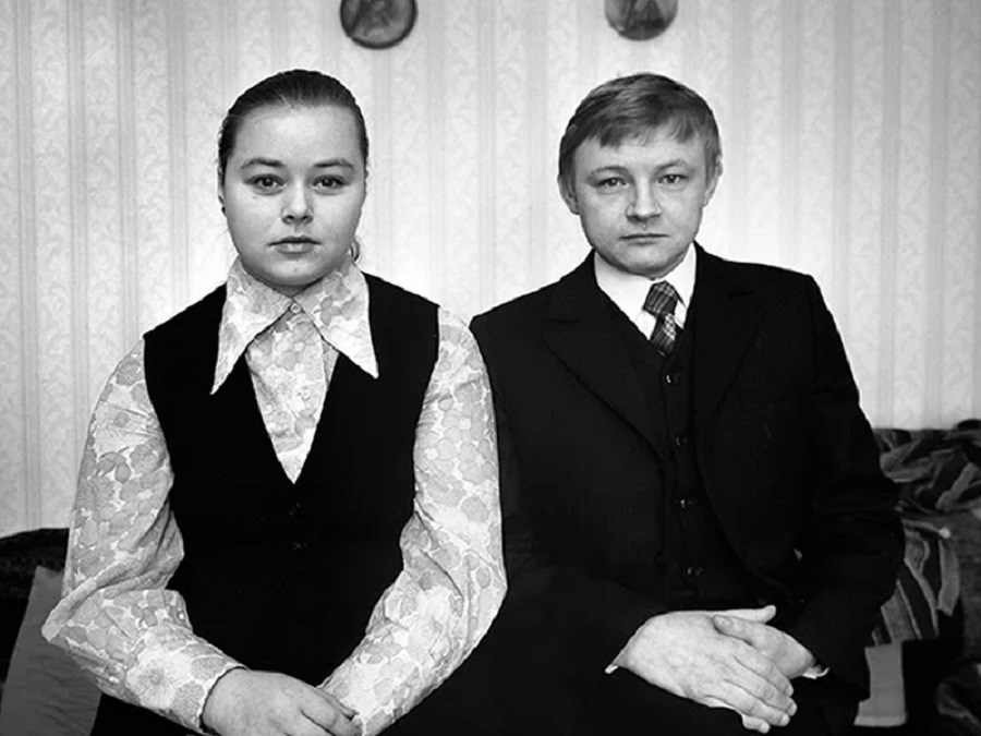 С женой. https://avatars.dzeninfra.ru/get-zen_doc/4361269/pub_62c42eeb2d1a1442896bcf27_62c6b1ba67128a3c1f86ba87/scale_1200
