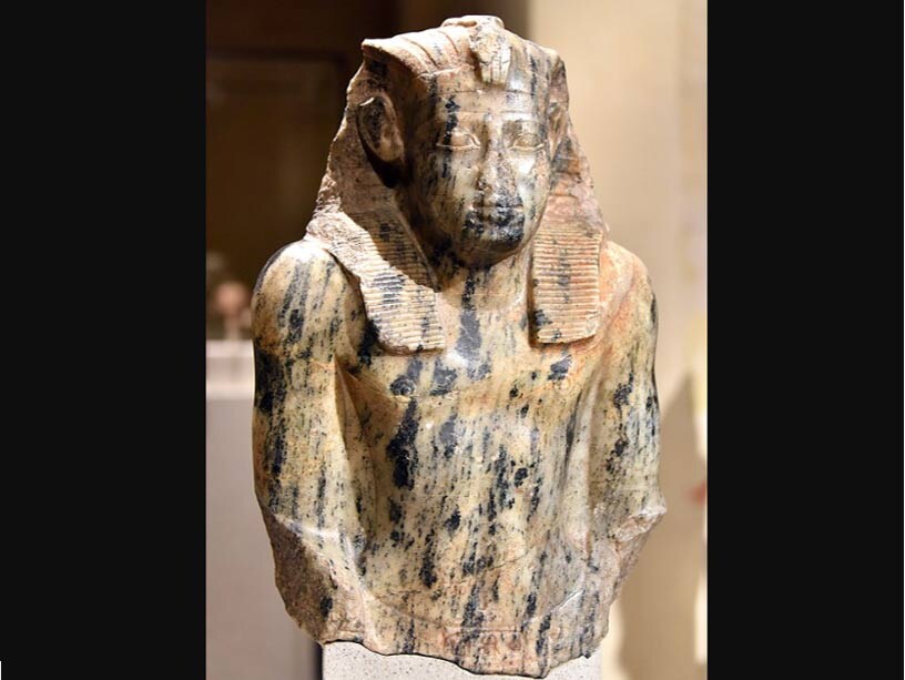 Верхняя часть статуи Сенусерта I, также известного как Сесострис. Новый музей, Германия.