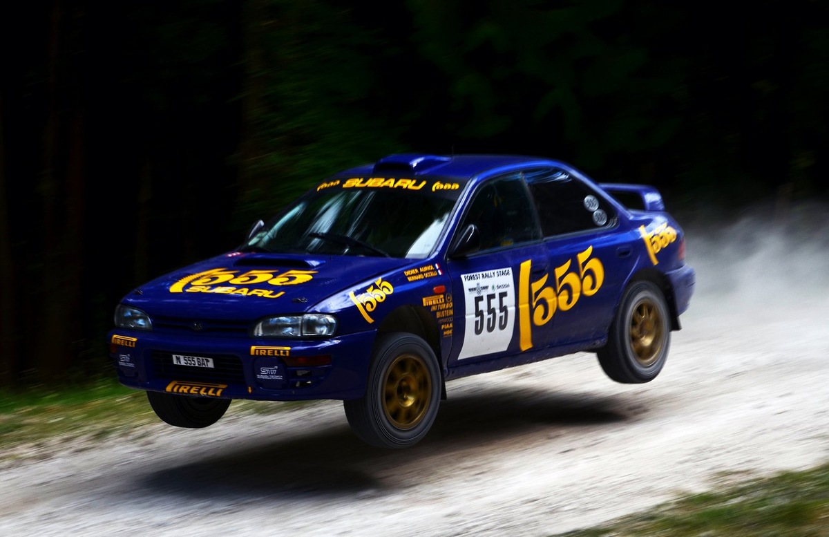 Полное название узнаваемого оттенка синего цвета, который используется Subaru для своих автомобилей — World Rally Blue.