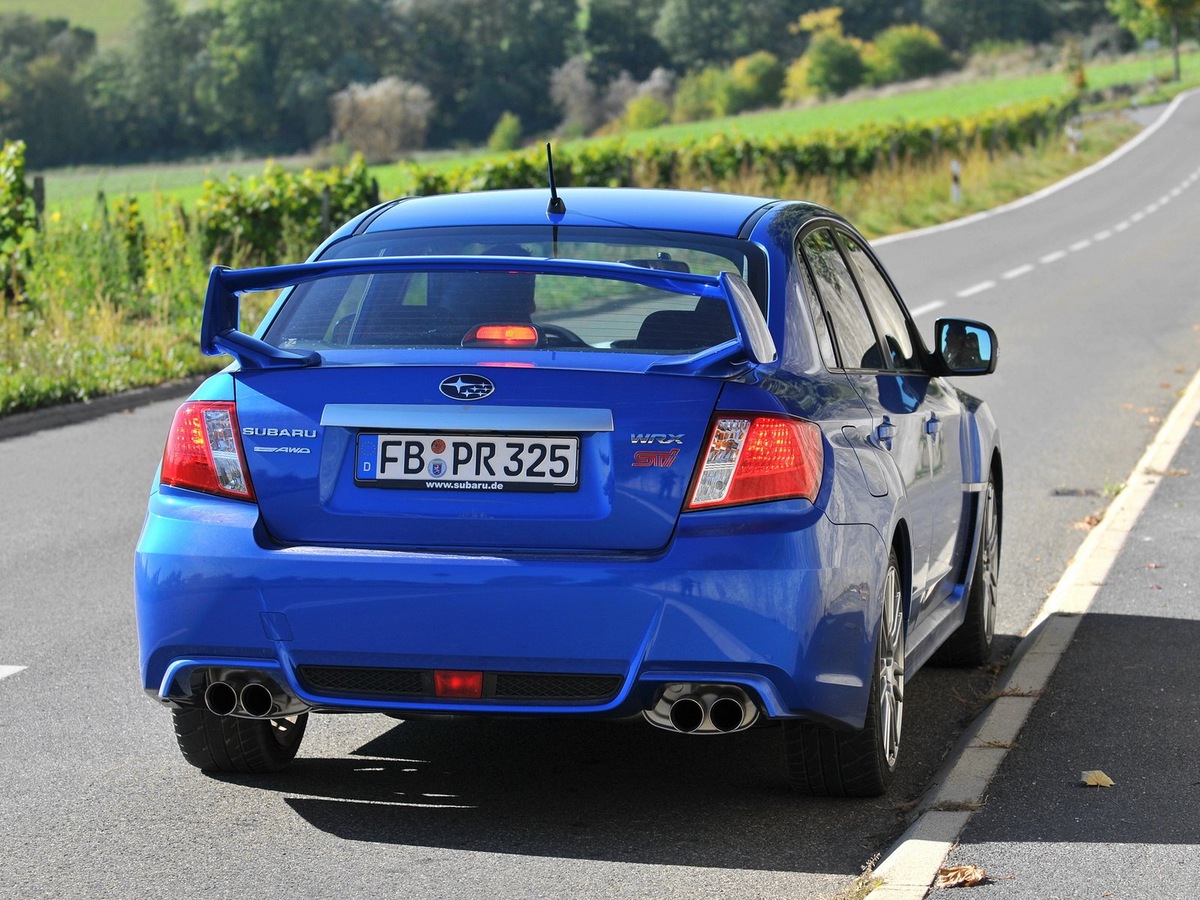 Полное название узнаваемого оттенка синего цвета, который используется Subaru для своих автомобилей — World Rally Blue.-2