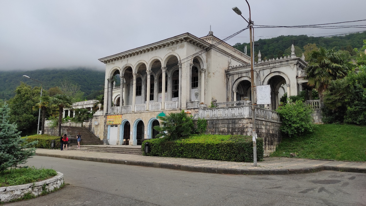 В Абхазии много красивых старых зданий. Фото: Кирилл Полиенко/Polienko: путешествуем вдвоём