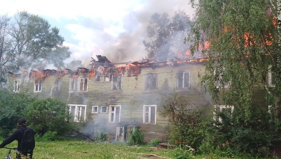    В Соколе под Вологдой после удара молнии сгорел 2-этажный жилой дом. Автор фото: t.me/filimonov_official
