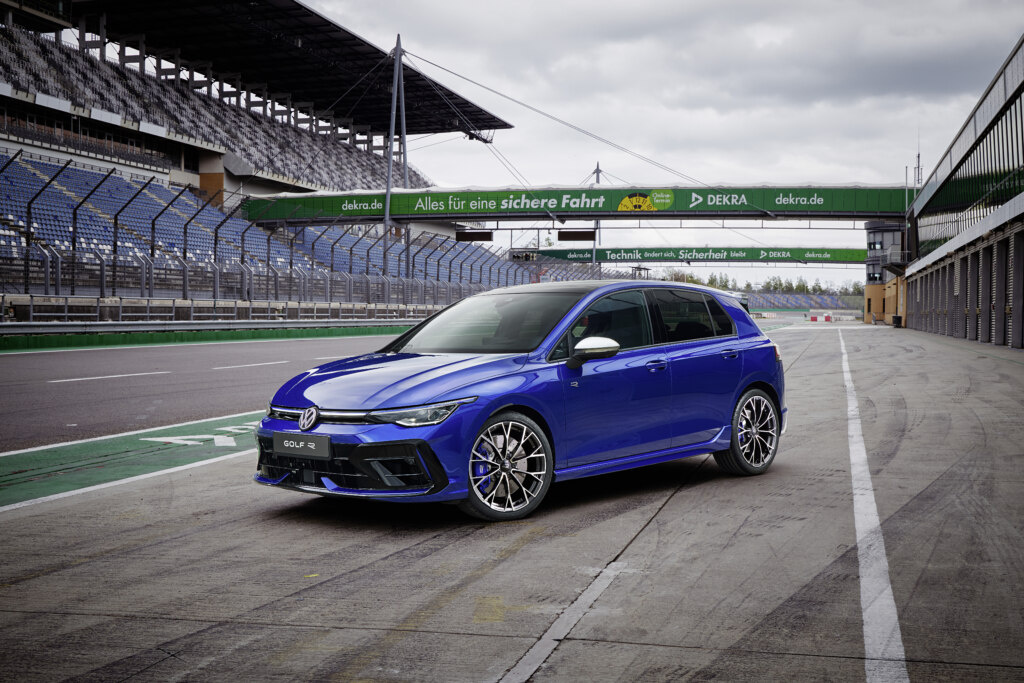 Недавно представленный Volkswagen Golf R 2025 года готов появиться на рынке. Автомобиль дебютирует в Германии.