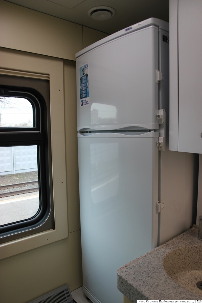 Когда весной 2019 года презентовали вагон модельного ряда «2019», среди его «плюсов» производитель подчеркивал наличие кухонной зоны с микроволновкой и холодильником.-2