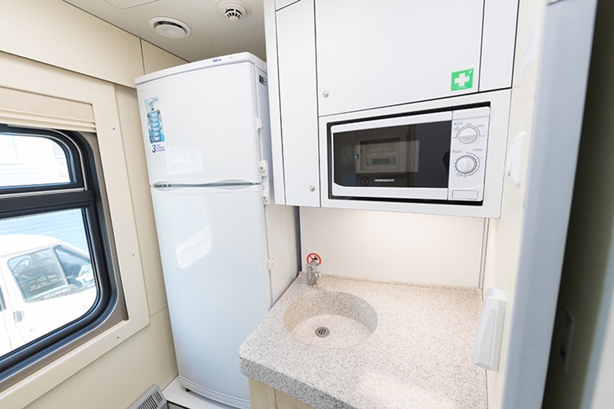 Когда весной 2019 года презентовали вагон модельного ряда «2019», среди его «плюсов» производитель подчеркивал наличие кухонной зоны с микроволновкой и холодильником.