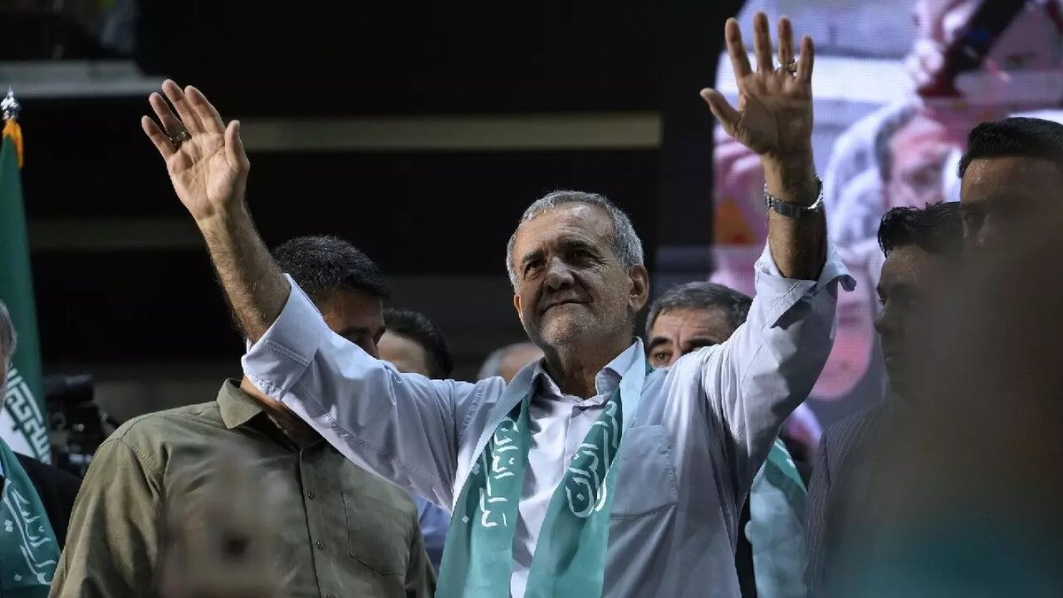 Масуд Пезешкиан празднует победу