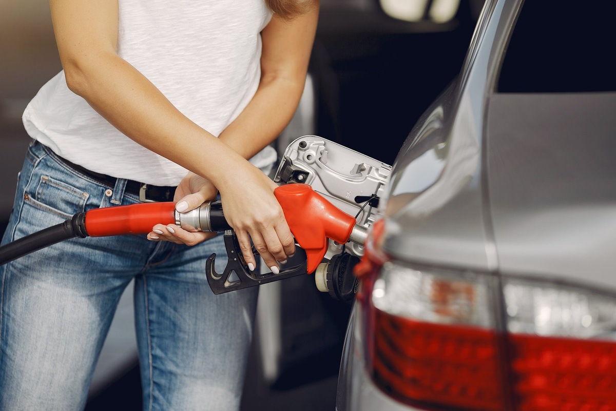 Некоторые автовладельцы стараются заливать более дорогие сорта топлива, чтобы увеличить мощность автомобиля.