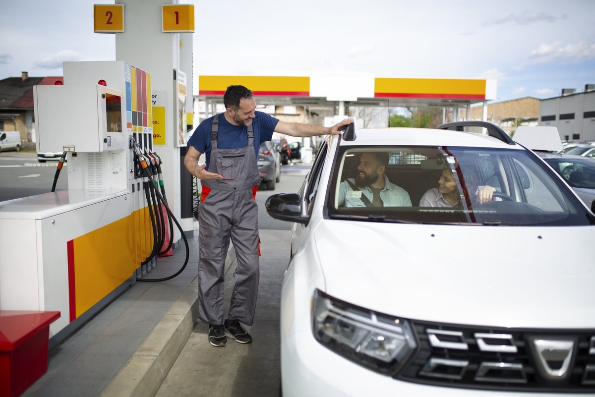 Некоторые автовладельцы стараются заливать более дорогие сорта топлива, чтобы увеличить мощность автомобиля.-2