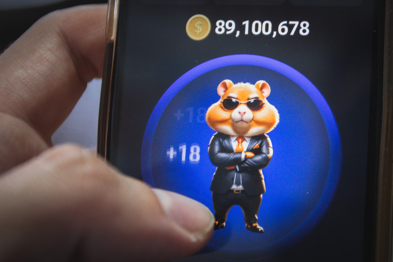 
	●	Игра может стать зависимостью. Мелкие награды и случайные вознаграждения создают иллюзию будущего заработка. Чрезмерная трата времени и сил на игру потенциально истощает нервную систему и усиливает тревогу. ￼
	●	Игра отнимает ценное время. Можно упустить реальные возможности для личностного, профессионального и интеллектуального роста. ￼
	●	Игра собирает чувствительные данные. Разработчики получают доступ к Telegram ID и имени пользователя, а также к социальному графу — людям, с которыми игрок находится в контакте. Это может быть использовано против пользователей государственными органами или мошенниками. ￼
	●	Вероятность разбогатеть на таких играх крайне мала. Большинство игроков, вероятно, смогут получить в лучшем случае эквивалент нескольких сотен или пары тысяч рублей. ￼
	●	Виртуальная валюта не регулируется государством и финансовыми органами. Она может внезапно обесцениться из-за переизбытка предложения или недостатка спроса. Разработчики могут в любой момент закрыть проект, и тогда все виртуальные «заработки» сгорят. ￼
Важно сознательно подходить к использованию мобильных игр и контролировать время, проведённое в игре, особенно для людей с уязвимостями или рисками для психического здоровья. ￼