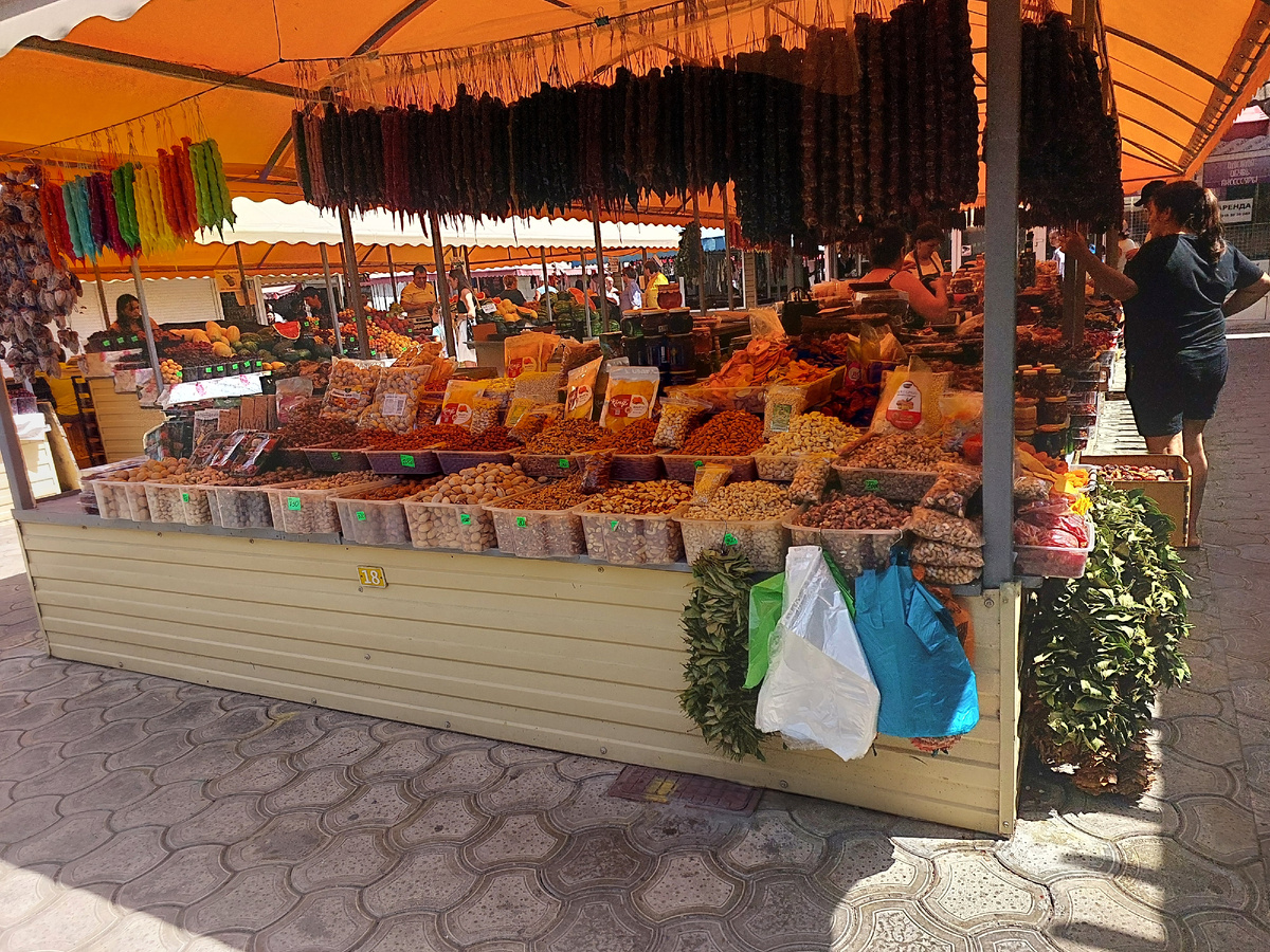 Анапа — город солнца, моря и, конечно же, свежих фруктов и овощей. Центральный рынок Анапы — это место, где можно найти всё самое вкусное и полезное, что дарит нам природа.