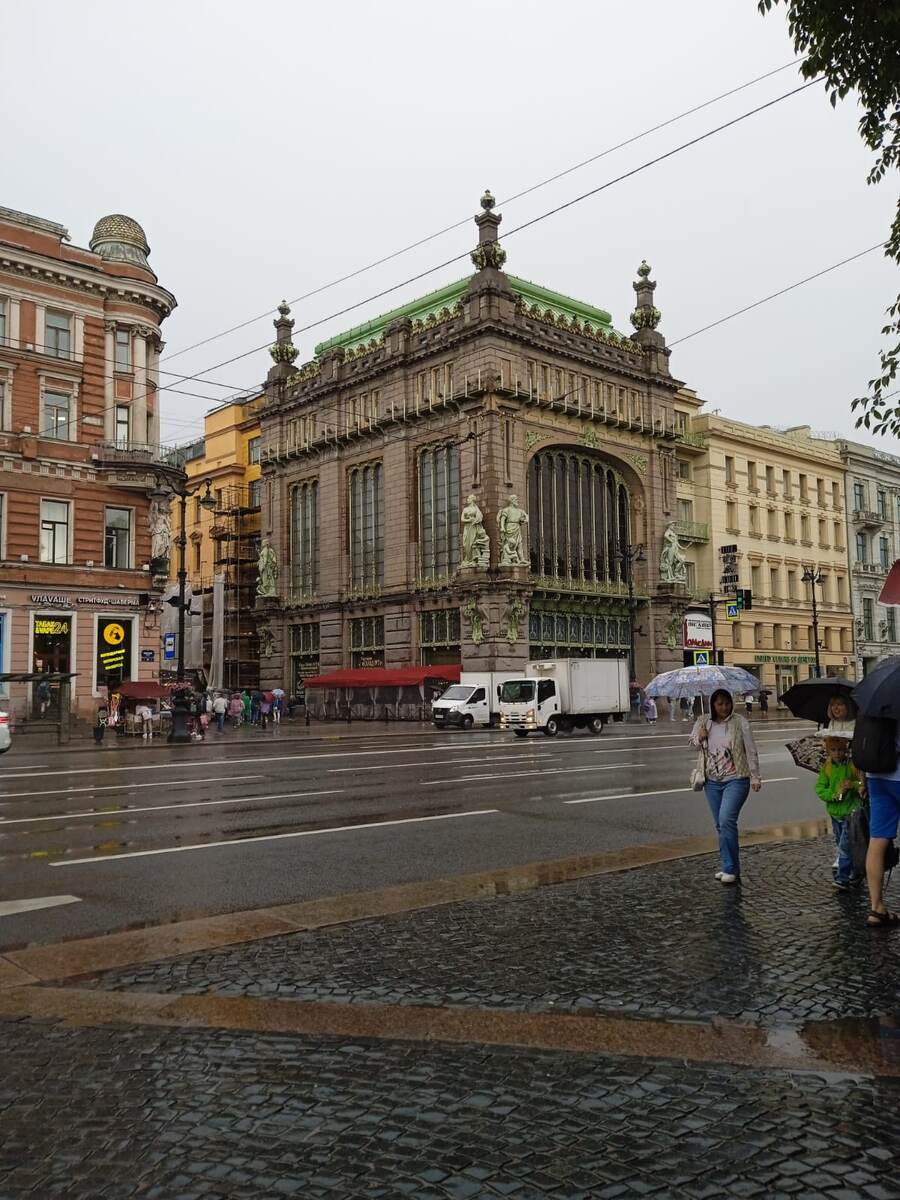 Магазин купцов Елисеевых. 