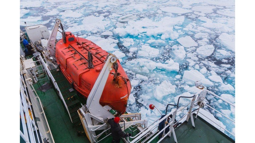 Ученые и студенты «Арктического плавучего университета», находящегося в настоящее время в экспедиции в Северном Ледовитом океане, приступили к исследованию гигантских вирусов.