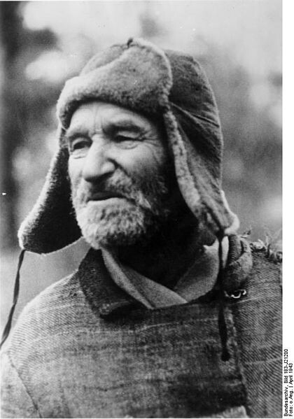 В марте 1942 года поляки, работавшие в дислоцировавшемся в районе Козьих Гор строительном взводе № 2005, по указаниям местных жителей (прежде всего Парфёна Киселёва. раскопали одну из могил и установили на ней березовый крест, сообщив об этом немцам, но в то время те никак не отреагировали на эту информацию..............текст и фото Парфёна Киселёва из википедии. датирована 1943 годом.