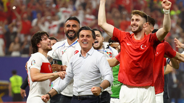    Тренер сборной Турции Винченцо Монтелла вместе с футболистами. Reuters