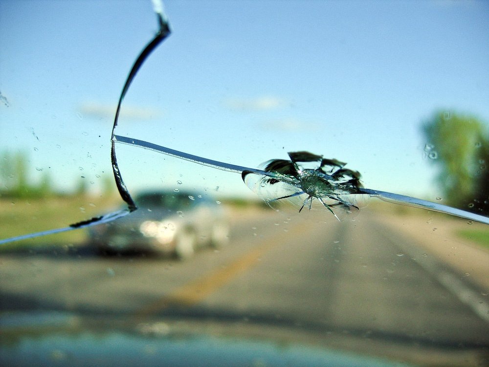    Сегодня разбитый лобовик выглядит примерно так. Согласитесь, совсем не страшно. Сто лет назад все было иначе...