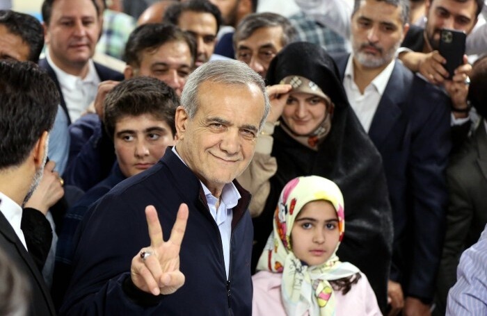    Масуд Пезешкиан (в центре)EPA/ТАСС