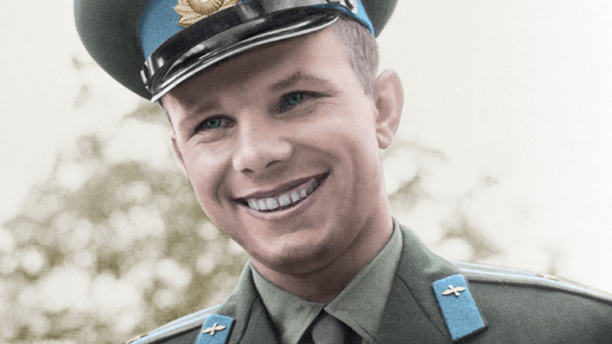 Полет Гагарина в околоземном пространстве продолжался всего 108 минут.