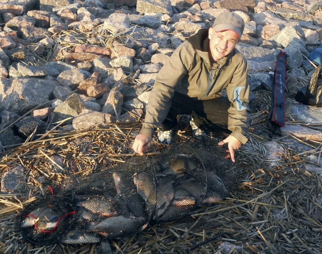 Эх, было время, надо было обязательно кучку мяса сфотографировать и похвастаться. Забавно, сейчас даже зачастую итог ловли вообще не фотографирую. Для особо вредных и желчных комментаторов поясняю, мясные фото сделаны в те времена, когда суточных норм вылова в правилах не было!  