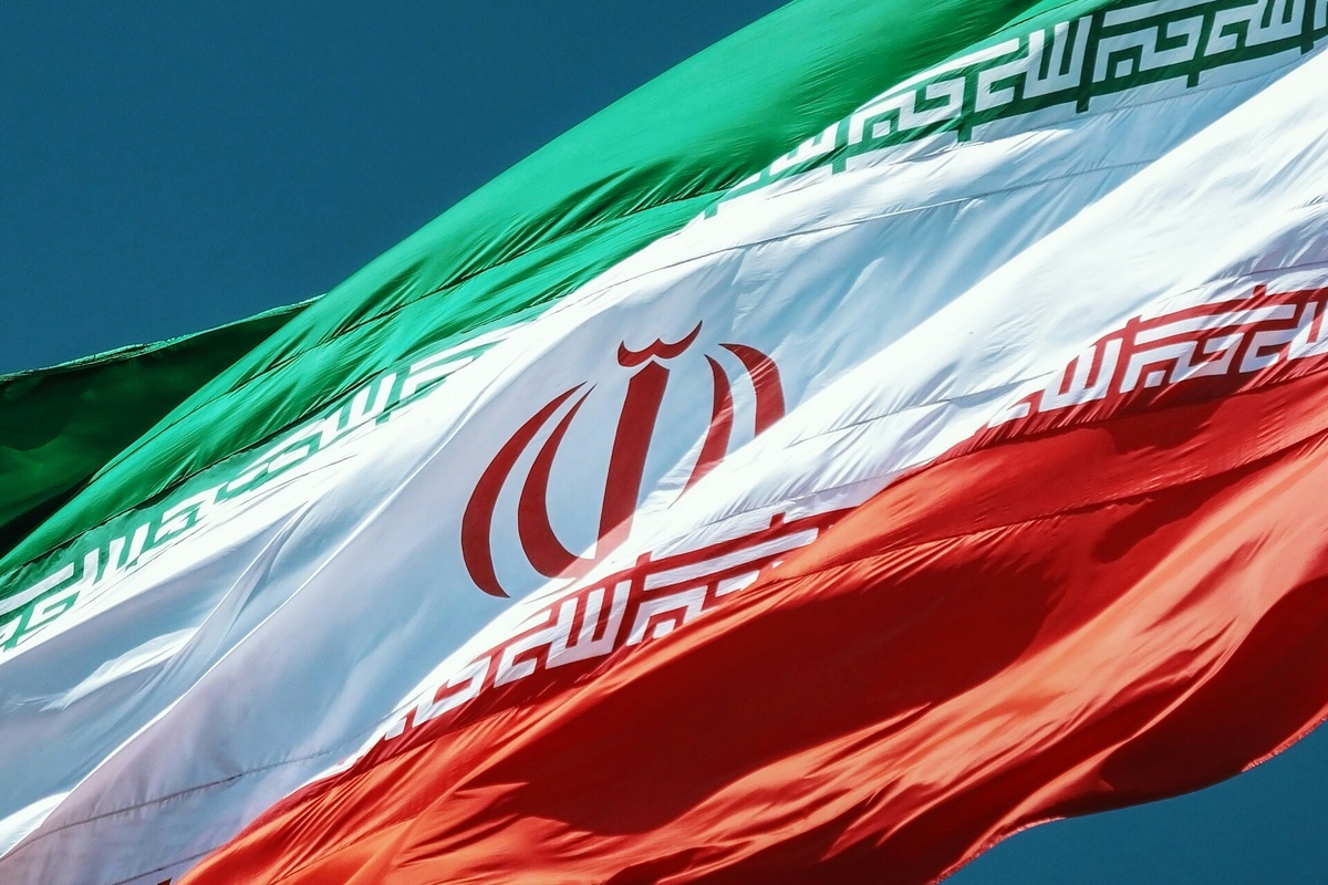Бывший министр здравоохранения Масуд Пезешкиян победил на выборах президента Ирана. Он набрал 16,4 миллионов голосов, а его основной конкурент консерватор Саид Джалили —13,5 миллионов.