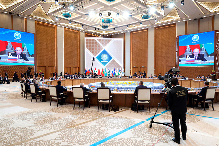    «На этой неделе в Астане состоялся саммит лидеров стран, входящих в Шанхайскую организацию сотрудничества (ШОС)».   
Фото: kremlin.ru
