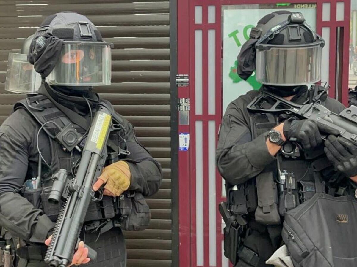    Сотрудники полиции во время беспорядков во французском Нантере© РИА Новости / Евгений Полойко