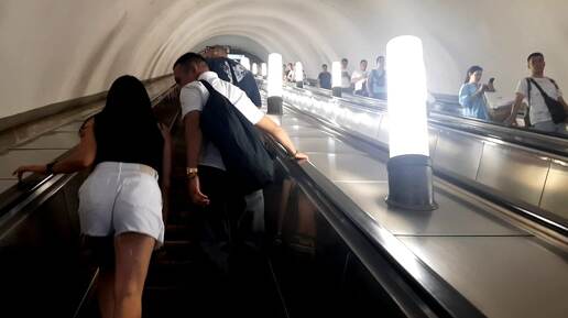 Выход в Курский вокзал по подземным переходам из станции метро Курская Арбатско-покровской линии