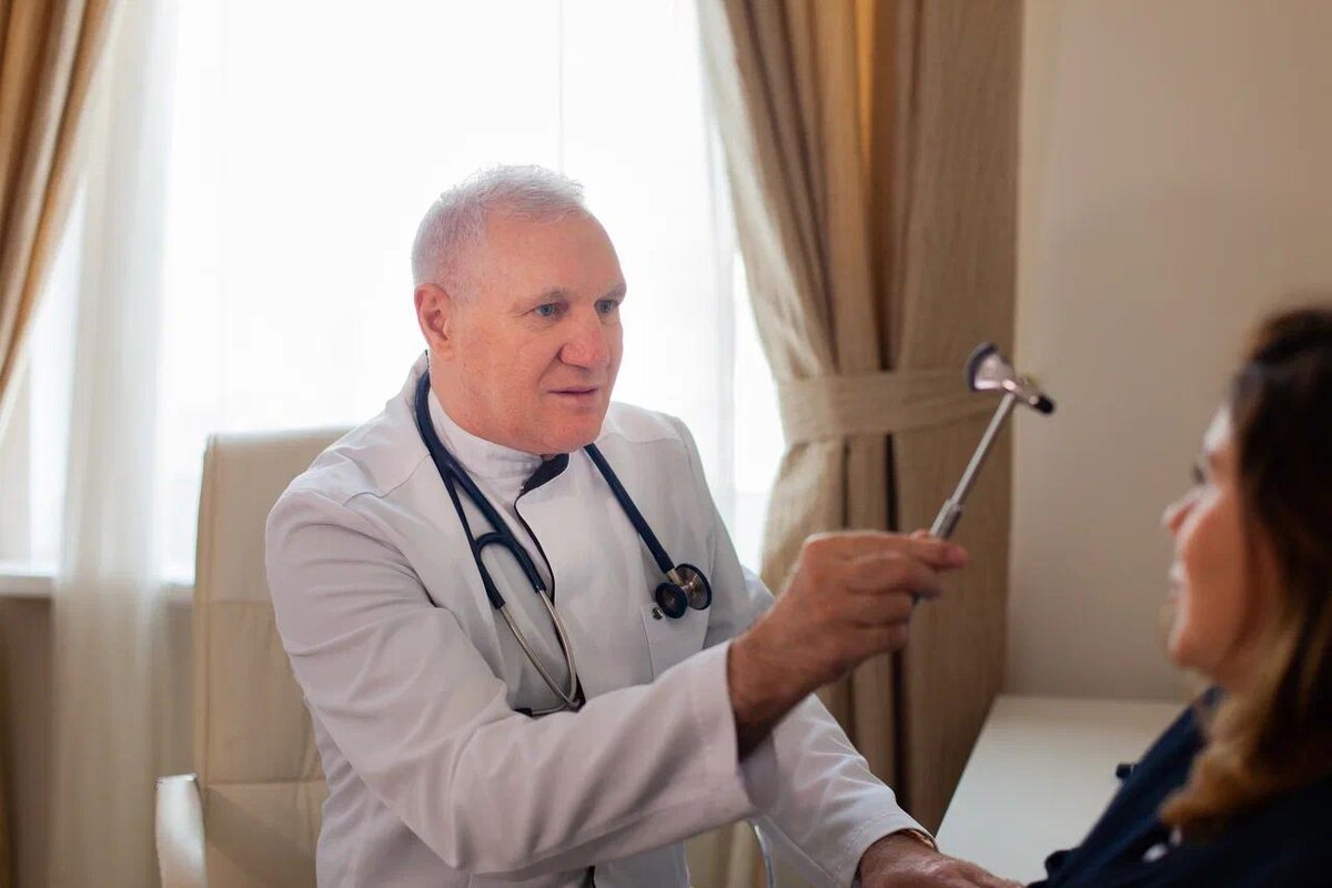 Диагностику антелистеза проводит врач-невролог