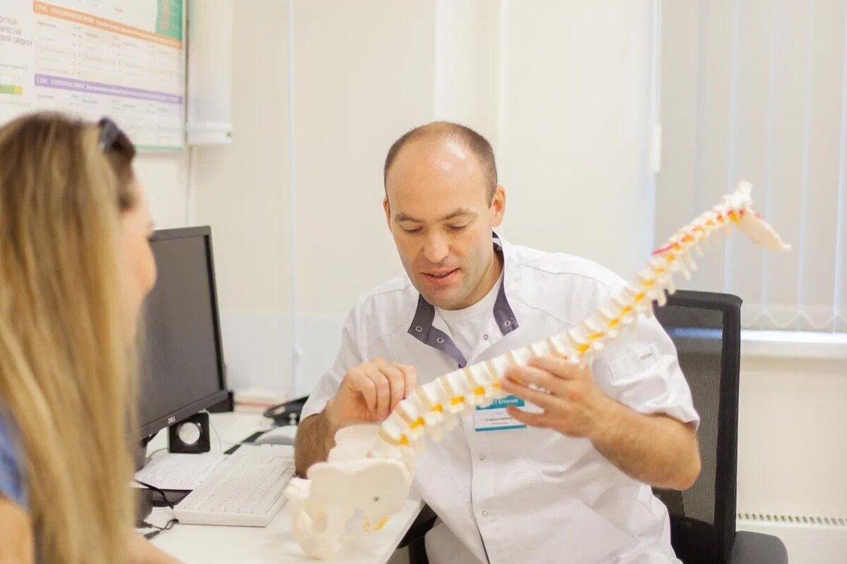 В большинстве случаев смещение позвонков происходит вследствие ослабления связок позвоночника