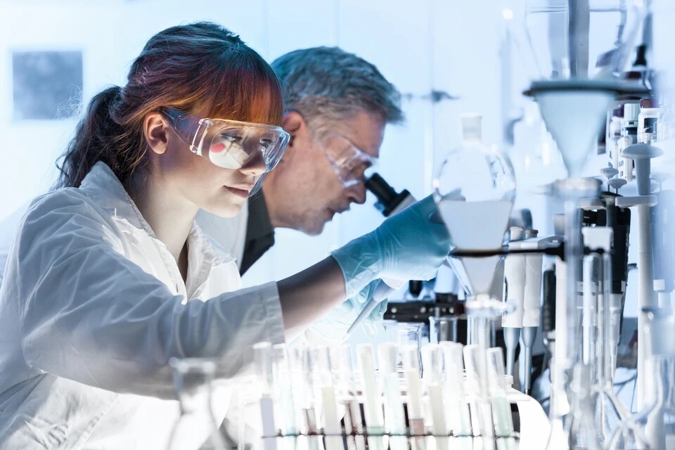 Человек сможет заранее взять под контроль риски развития заболеваний, если сдаст специальный генетический тест. Фото: Shutterstock.