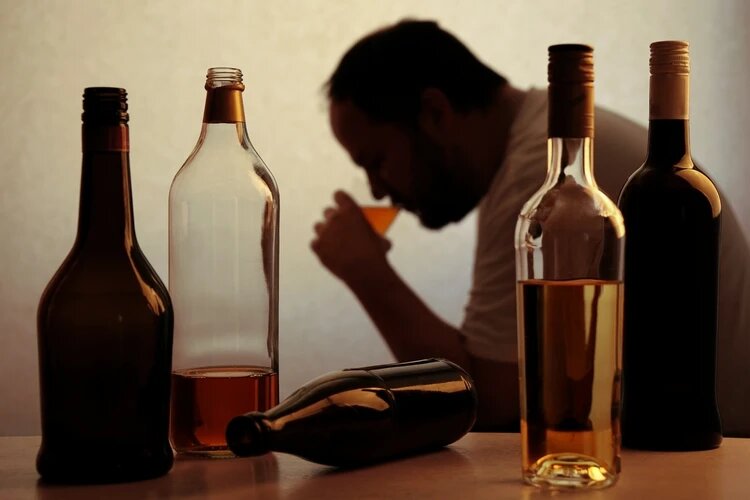 Если у человека в семье родственники регулярно выпивали и друзья тоже пьющие, то здесь с большой долей вероятности не генетика виновата. Фото: Shutterstock.